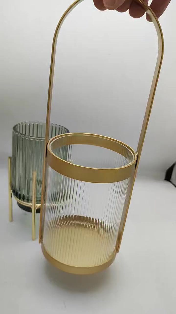 ✨ أضف لمسة من الفخامة والدفء لبيتك ✨  
حامل شموع بتصميم عصري أنيق، مصنوع من زجاج فاخر مع قاعدة معدنية ذهبية تضيف لمسة راقية لديكورك.  
مناسب لغرفة المعيشة، السفرة، أو حتى كهدية مميزة لأحبائك 🎁  

- تصميم عصري يجمع بين الزجاج واللمسة الذهبية  
- يعطي أجواء رومانسية وهادئة مع الشموع  
- قطعة ديكور تضيف جمال لأي مكان  

💡 السعر مناسب جدًا ومتوفر الآن بكميات محدودة!  
لا تفوت الفرصة وخلي بيتك أجمل مع هذا الحامل الراقي 🕯️  

📲 للتواصل وطلب المنتج راسلنا على الخاص
#شموع #حامل_شموع


**إذا كنت صاحب هذا الإعلان وتريد حذفه لأي سبب، رجاءا أرسل رسالة إلى الدعم الفني**