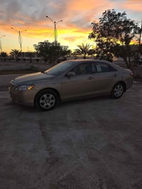 للبيع كامري وارد مصبوغه.حزام جمالي صدر كهربأيات جديد ٢٠٠٧تخم تايرات ٨٤...