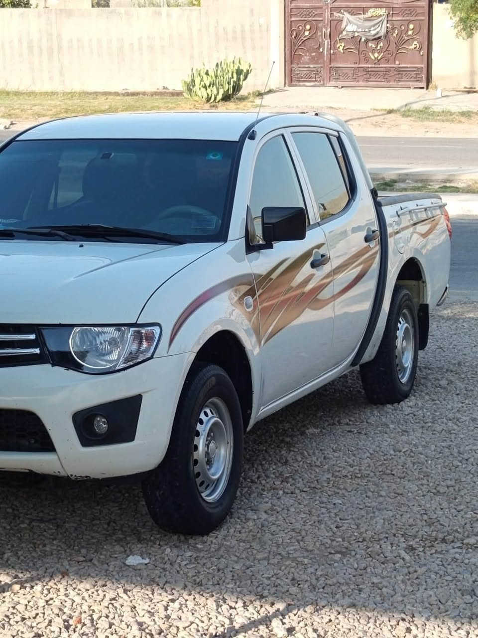 l200   2010 مكفولة من الصبغ والضربه فقط بارد بباب الصدر سيارة جديدة وجاهزه تخم تاير جديد حداديه تبريد ثلج منظومة غاز رقم قادسية الجديد بسمي  السعر 110 وبيه مجال المكان حلة حي الجزائر ‭***********‬

