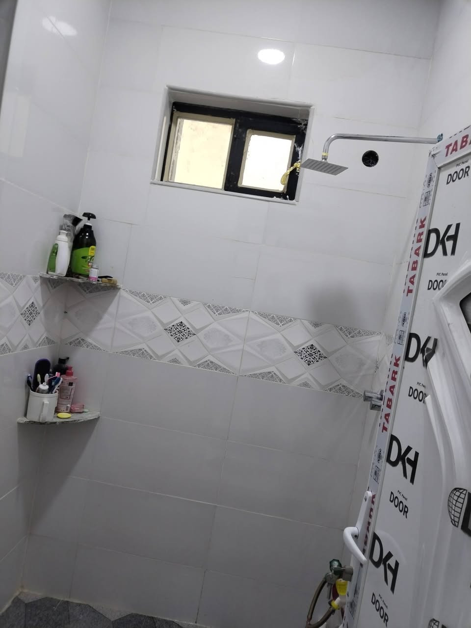 مشتمل للبيع مساحة 100 متر،في السفحة الثانية بصف الركن على ساحة خضراء  قريب علة شارع احمد الوائلي بناء حديث سنة البناء 2026 رقم العقار 8590 طابو صرف استقبال ومطبخ وصالة وغرقة وحمام داخلي ولبيتونة علة كد الصالة
ينباع علمبادرة  ***********
