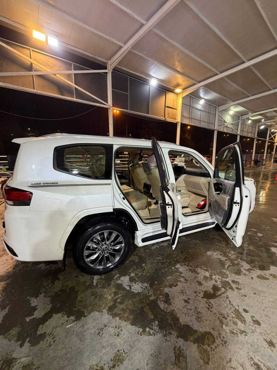 لاندكرورز GXR 2023ضمان ساس
مواصفات فول 4000 تنفس طبيعي
رادار + حساسات 360 محيطيه
2 مقاعد كهرباء + تبريد 
3 شاشات تطبيق
صندوك كهرباء
باقي المواصفات معروفه

الكشنات مغلفه جلد للحفاظ على الجلد الاصلي
غراضها كامله ارضيات + هتفونات 
بيها تكحيل موضح بل صوره

العداد الحالي 13900كم
رقم بغداد سنويه باسمي
مكان السياره بغداد
رقم صاحب سيارة ***********
