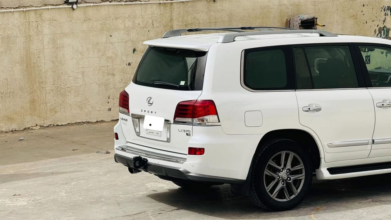 🔥 لكزز LX570 S — ملك الطرق 🔥
المواصفات الكاملة:

🚗السياره 2015 ممشه 200

🚗السياره موديل 2015 ممشه 200 

🚗 محرك 8 سلندر (V8) سعة 5.7 لتر

⚡ قوة تقريباً 362 حصان

🔄 قير أوتوماتيك 8 سرعات

🛞 دفع رباعي دائم (4WD)

⛽ خزان وقود كبير مناسب للسفر

✨ الفئة S (Sport):

• كِت رياضي خارجي (شبك + صدامات مميزة)

💺 الداخلية:

• جلد فاخر (تبريد + تسخين للمقاعد الأمامية والخلفية)

• تحكم كهربائي بالمقاعد + ذاكرة

• فتحة سقف

• ثلاجة (Cool Box)

📺 التكنولوجيا:

• شاشة وسطية كبيرة + شاشات خلفية

• نظام صوتي فاخر

• كاميرات 360 درجة

• حساسات أمامية وخلفية

• تشغيل بصمة + دخول ذكي

🛡️ الأمان:

• نظام مانع الانزلاق

• نظام المحافظة على المسار

• مثبت سرعة ذكي

• وسائد هوائية متعددة

📍 السيارة نظيفة جداً وجاهزة للفحص

💰 السعر ٣٩٠ ورقه 

📩 للجادين التواصل خاص أو اتصال

***********

لا تضيع الفرصة… هيبة + قوة + فخامة بسيارة وحدة!
