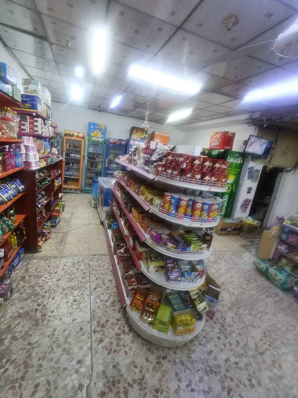 سواق للبيع مساحه 80م اجار 350 داخل منطقه م الصدر قطاع 46 تحتوي ع 10براد و3مجمدات وسفينه ورفوف سبلت 3طن منضومه 8كامرات  دخل ثابت 600 وبل مدارس 800 بصفها مدارس سعر 20تليفون  *********** التعجبه يتصل مالي خلك الخاص
