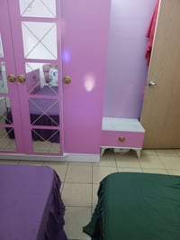 غرفة نوم للبيع بناتيه جديده استعمال قليل سريرين بدون اي ضرر خمس قطع صن...