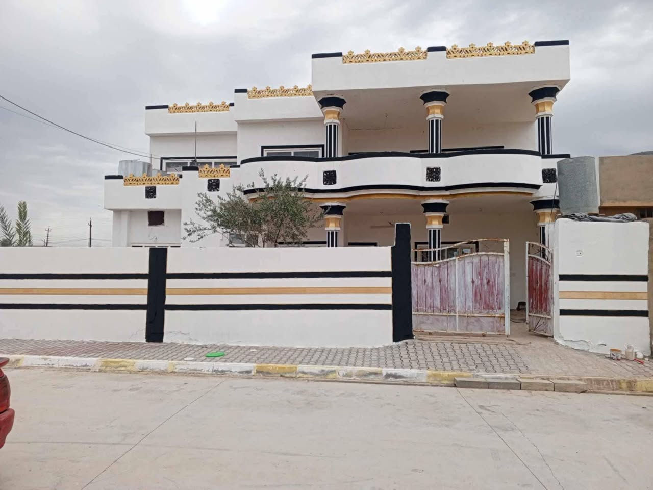 بيت البيع مساحه 300طابو صرف
المكلن ناحية الرياض قرب ملعب الرياض الكبير 
         السعر. 57.وبي مجال 
بي 6 قرف نوم مع حمامات داخليه 
   وستقبال  8في4
    ومطبخ 6في4
    وهولين كبار جدن 
    و هول استقبال 5في5
    وحديقه زاد خراج سياره 
     ارضيه سيراميك رقم الهاتف ***********
     العنوان قرب ملعب 🏟الرياض
