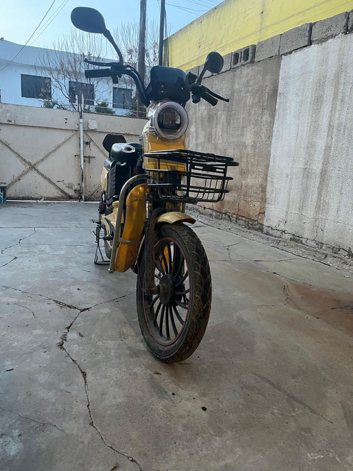 سلام عليكم 
دراجة شحن للبيع 
3 بطاريات 40 كيلو حقيقي 
الدراجه نضيفا بس الشاشه ماتشتغل خلل من الجوزات 
السعر 350/الف بيه مجال
مكاني حي الواسطي 

رقمي/*********** موجود وتساب
