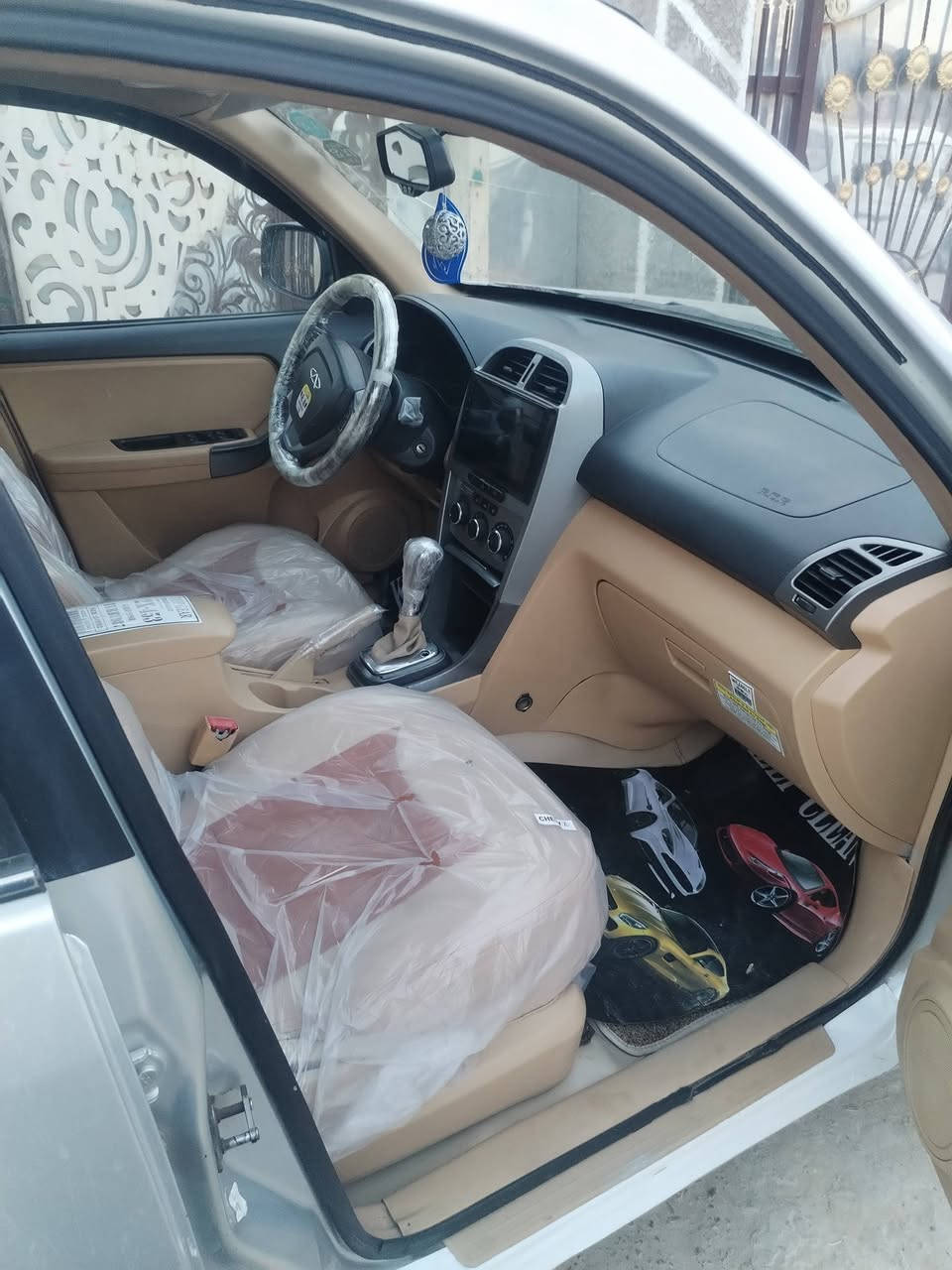 السلام عليكم
تيكو للبيع موديل 2014 
سياره خير من الله حداديه تخم تاير تبريد جديد مكينه كير مكفولات بيه قطعتين صبغ مكان السياره بغداد الشعب السعر 60 وبيه مجال قليل
الاتصال ***********
