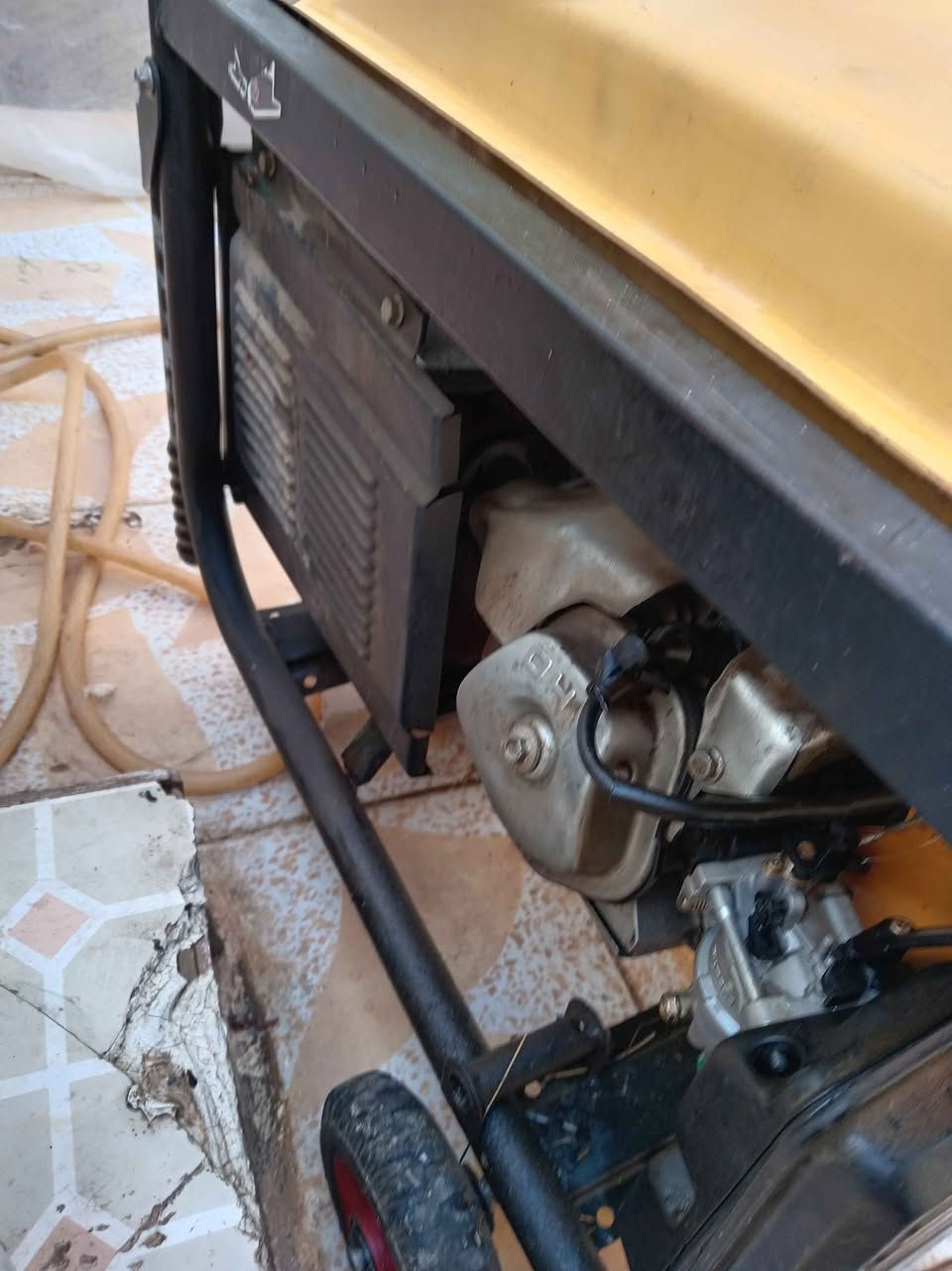 يعمل بالبانزين  ينطي من 20-25امبير كهرباء موجود في اربيل محلة گلاويژ خلف ماركيت بازيان بازار للاتصال *********** أربيل, العراق
