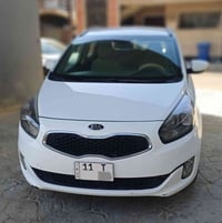 كيا كارنز ٢٠١٦ أبيض خليجي ماشية ١٠٠ الف محرك ٢٠٠٠ قطعتين صبغ مكان السي...