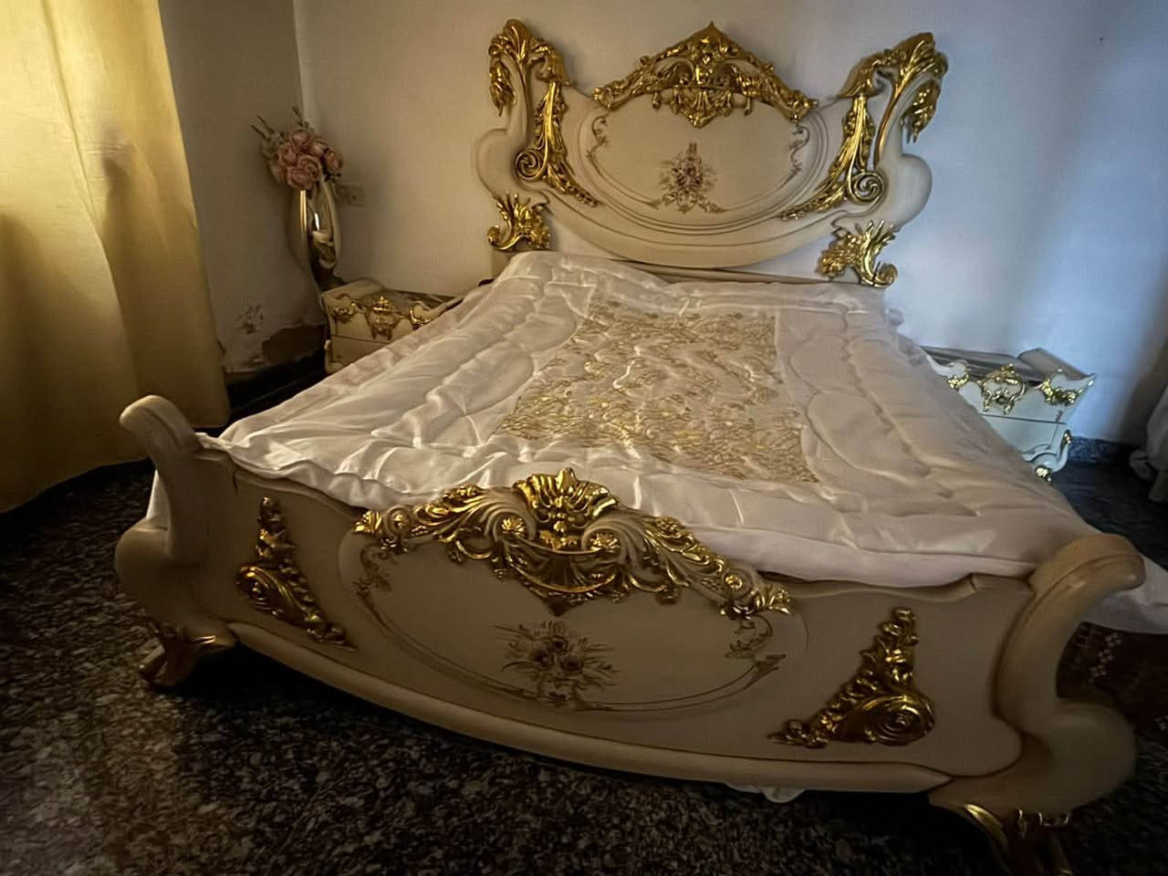 للبيع  غرفه كاملة
نظيفة جداً مصريه وخشبها زان باب اول
📍 الموقع: [الزعفرانيه]
💰 السعر: [مليون و 600] (وبيه مجال بسيط للطيبين)
📞  التواصل خاص أو واتساب: [***********]
