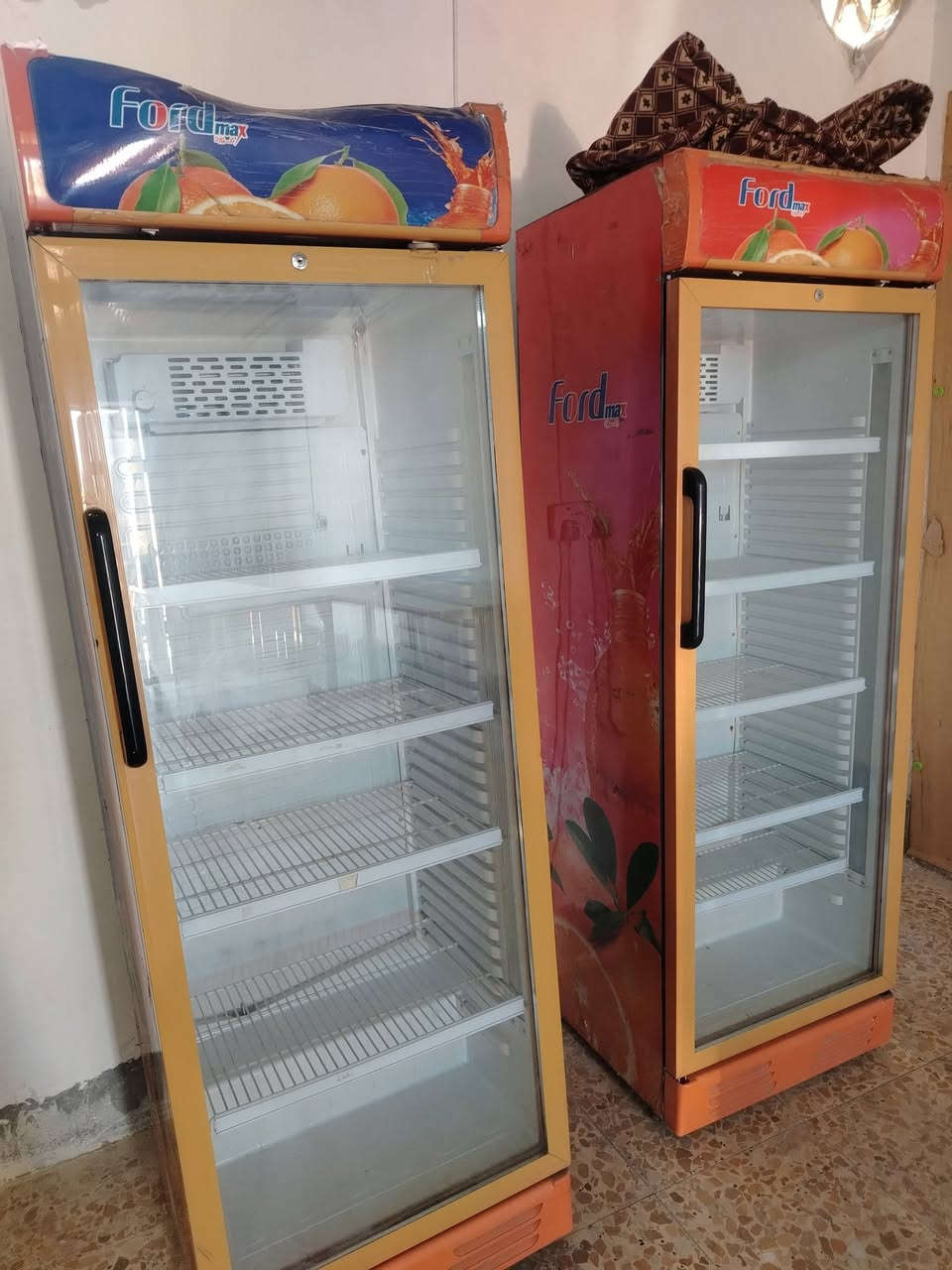 السلام عليكم برادات عمودي عدد ٢ براد مقبلات ميوزه عدد ٢ المنيوم وميز واحد خشب عنوان كربلاء قرب قنطرة السلام *********** اتصل وبيك خير ودلل
