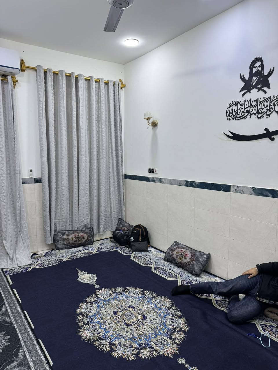 سلام عليكم بيت ١٠٠ متر حي الغدير قرب فلكه  ثاني فرع لبيت مقابيل مدرسه ***********
