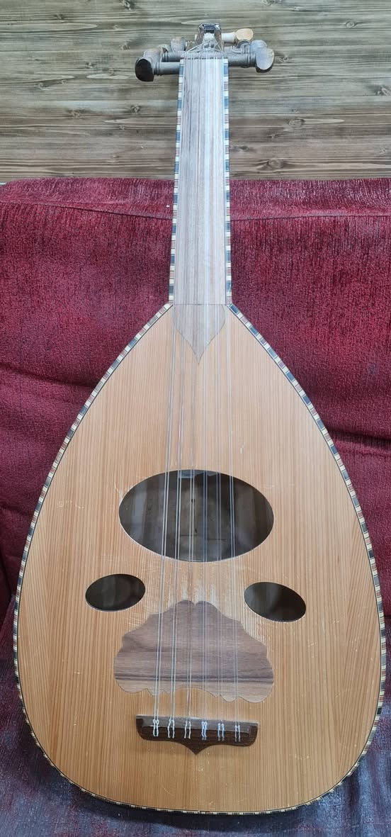 سلام عليكم للبيع عود زرياب شرقي صوت مميز جدآ المكان شهداء البياع السعر والاستفسار الاتصال  *********** يوجد واتساب
