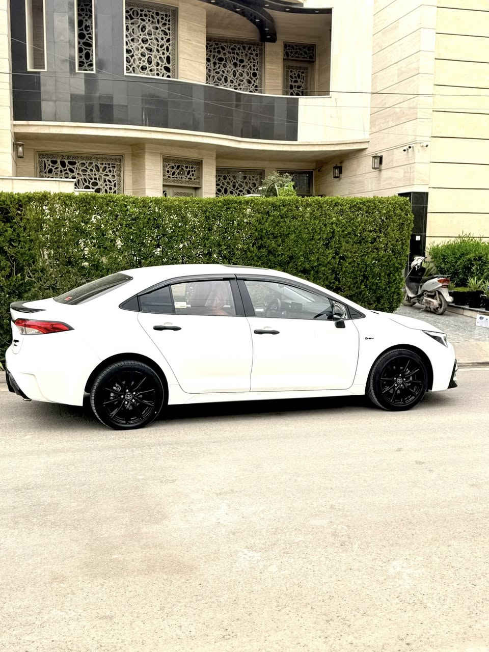 كورلا 2025 S بلاك ادشن رقم بغداد اسمي
محرك 1800 هايبرد HEV مري بلاك بلادي ويل بلاك كبير 
ماشية ١٠الاف
محرك 1800 هايبرد شحن ذاتي 
بصمه + دخول ذكي 
هاندر بريك بصمه + اوتو هولد 
سلايت 
رادار امامي 

سياقه اليه 
تبريد قطعتين 
شاشه ابل كار بلي + كامره خلفيه 
مانع نزلاق + مود درايف +  ايكو مود 
كيجات شاشه دجتل 
مقاعد جلد كهرباء 
ويل بلاك حجم 17 
حساس لايت كامل اوتو عالي ناصي اوتو + حساس ظغط اطار 
تحكم سترين كامل فول 
لايت زينون + لد صباحي + اشاره لد 
كت اس بلادي 
شاير مري  
بغداد/ طالبيه
سونار مع منشور 
بيع سريع مستعجل بلعافيه ع ياخذها 
***********
