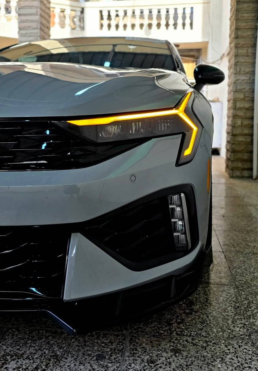 🚗 للبيع: كيا K5 موديل 2025 (GT-Line) - بحالة الوكالة
للراغبين بالتميز والنظافة.. سيارة ملكية ومواصفات تخبل
✅ المواصفات والحالة العامة:
 * الموديل: 2025 (K5).
 * المحرك: 2500 تنفس طبيعي (أقوى وأحمل محرك مرغوب بالعراق).
 * الفئة: GT-Line (فول مواصفات عدا البانوراما) - شكل رياضي وهيبة بالشارع.
ماشيه 25800الف km قابل للزياده
 * الرقم: بغداد مميز (91616)بإسمي والتحويل مباشر ثاني يوم).
✨ نظافة البودي (الكفالة):
 * السيارة "كلين" وكفالة عامة من الحادث والصبغ. عدا الدعاميه راجعه نفسها وطعجه بالجاملغ راجع بارد وكلشي موجود بالصور
 * كل الليبلات أصلية (بدون فتح برغي واحد).
 * تعديل "بارد" احترافي جداً  
 * السيارة طلع  بيها طبقة كلير (جلاتين)  بالجاملغات والبنيد حماية للبچم بالكامل (يعني لا شخوط ولا نقرات حصى). كلير يعني لا صبغ ولا معجون.
🛠 الإضافات المميزة (صارف عليها بيدي):
 * إضافات خارجية مميزة (لحية أمامية + سبايدر خلفي) بقيمة 300$.
 * إنارة داخلية (Ambient Light) 65 لون تتحكم بيها براحتك.
 * تفعيل نظام اليوتيوب على شاشة السيارة الأصلية.
🛡 شرط الفحص:
السيارة جديدة بمعنى الكلمة، وشرط السونار وين ما يعجبك وبأي مركز فحص بالعراق. إذا طلع برغي مصلح أو قطعة مصبوغة، فحصك عليه!
> ملاحظة للمشتري: السيارة متعوب عليها وجاهزة من كلشي، شغل واطلع.
للتواصل ***********
