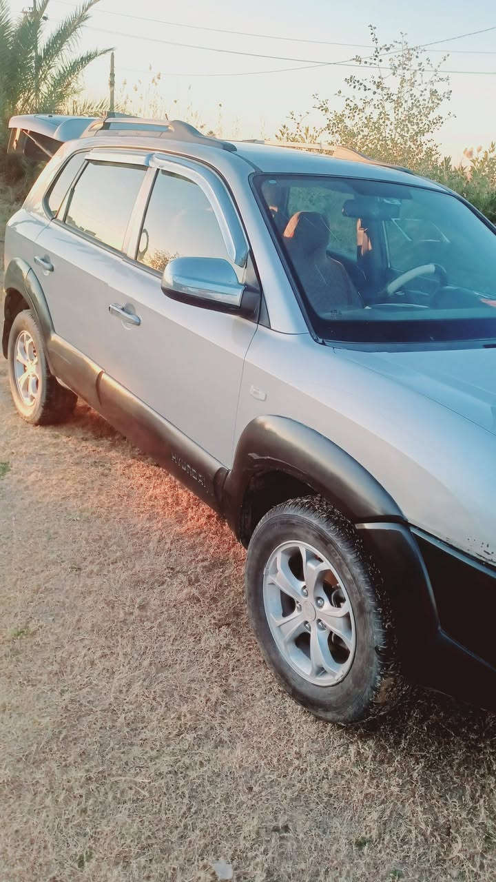 توسان خليجي
2009 سياره جاهز كير محرك كل جديد 
سياره بيه قطعتين جاملق جهة سايق كلير 
وجنطعه مصبوغه  وبيه سونار 
سياره حلو ونضيفه 
مكان سياره بابل جبله 
رقم بغداد بسمي سياره
115وبيه مجال ***********
