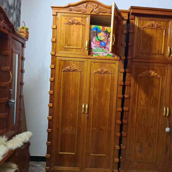 السلام عليكم
عندي غرفه استخدام ٣اشهر بعدها جديده الغرفه تفصال وغرفه ضخمه بيها تطعيم زان والغرفه ٦ابواب ملحق الزاويه بارتغاع الكنتور  الغرفه موديل المسرح اليحب يراسلني او يتصل على رقم الهاتف ***********
