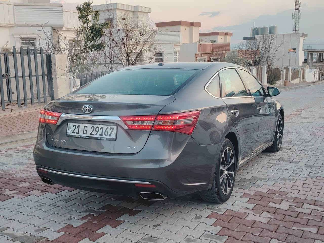 🖐️ السلام عليكم 🖐️
تويوتا أفالون 2018، وارد أمريكي، فئة XLE. محرك 6 سلندر حجم 3500 دبل ايكو يعني اقتصادي وبنزين عادي من الشركة اموصى باوكتان 85 E ومواصفاتها معروفة 
كشنات جلد اسود والاماميتين كهربائية و هيتر كشنات
مرايا كهربائية وهيتر و3 وضعيات للقيادة: سبورت، نورمال، وإيكو وكير استيرن نظام الحفاظ على المسار و رادار أمامي،مع تحديد سرعة، كاميرا وشاشة كبيرة، تبريد مركزي بصمة وفتح الأبواب بالبصمة ويل كب بلادي مالتها تو كلر وتاخم تايرات دنلوب السيارة بشرط كير محرك حجر صالنصة بلادي بدون اي خلل 
السعر : 193$ ومجال بسيط 
✔️ ملاحظة : السيارة باسمي والسنوية لغاية 2030 
📍الضرر: بدون اي دواخل والسونار موجود وفديو شوف عين موجود راسل واتساب 
موقع السيارة : السليمانية 
للاستفسار والتواصل اخوكم ابو دانيال 
***********
