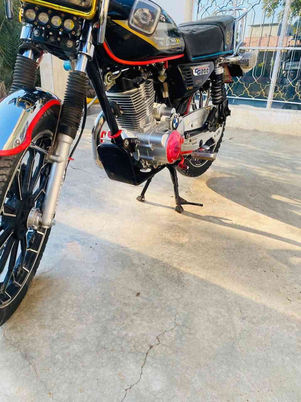 السلام عليكم دراجه البيع نظيفة مكفوله من كلشي نامه برو هونزدة باب الول 2025محرك 200ccc الشراي يتصل *********** مكاني حمرين السعر اتصل  واتساب  وتدلل
