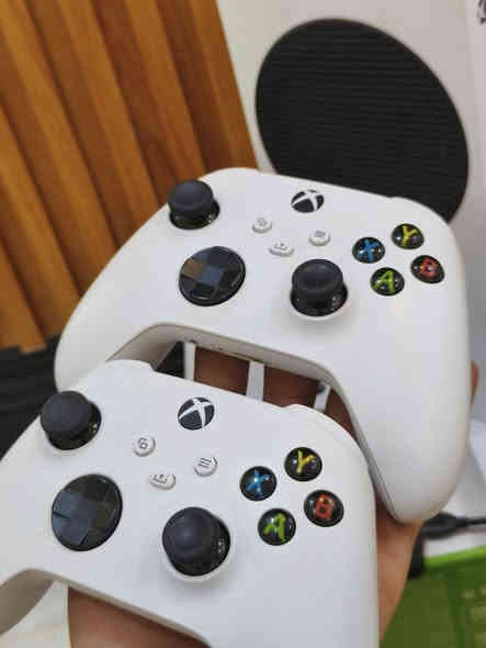 سلام عليكم / اكس بوكس سيريس أس للبيع كامل ملحقاتة موجودة
حساب يحتوي على GTA النسخه المحسنه X|S وعده العاب بالحساب
ــــــــــــــــــــــــــــــــــــــــــــــــــــــــــــــ
 جويستك اضافي مال الوكاله بس الجويستك ب ٧٥ الف
ــــــــــــــــــــــــــــــــــــــــــــــــــــــــــــــ
وكارتونه الجهاز واليوبي اس ايضاً موجودة
ــــــــــــــــــــــــــــــــــــــــــــــــــــــــــــــ
او بطاريه 🔋⚡ شحن جويستك . 
مع يوبي أس 850V
يبقى اكثر من ربع ساعه والضمان تفحصه وتشوفه اذا ماعجبك الاكس بوكس يرجع نضافة الجهاز 100%
ــــــــــــــــــــــــــــــــــــــــــــــــــــــــــــــ
وبالاضافه الى هارد خارجي نص تيرا يعني
 الجهاز ويه الهارد يصير 1T الف كيكا بايت
ــــــــــــــــــــــــــــــــــــــــــــــــــــــــــــــ
السعر 410 الف. مجاله بسيط
*********** موجود واتساب
سبب البيع سادس وعدم التفرغ . مع تحياتي 🤝✨
