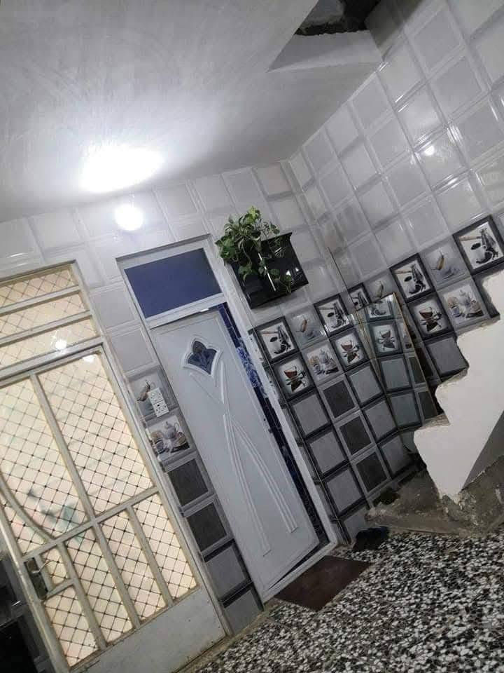 الزعفرانية / شارع الزوراء
بيت للبيع طابو زراعي سند 25 مساحة ٨٠ متر 3 طوابق 
 
الطابق الاول يحتوي على استقبال وممر ومطبخ مفتوح وحمام بالاخير مع منور
 والطابق الثاني غرفتين 
والطابق الثالث غرفه وبيتونه نقص بياض فقط
 وقريب علتبليط 100 متر عن الشارع 
سحب مولد وخط كهرباء وطني وماء ومجاري
***********
