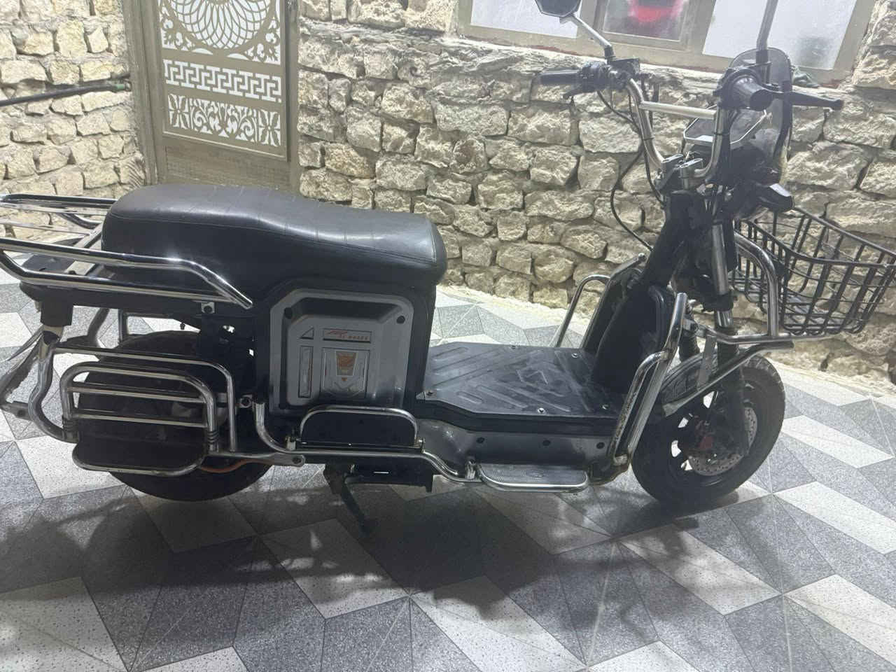 سلام عليكم دراجه شحن للبيع نضامين سته وسبع بطاريات عل فحص كهربائياته كلهه شغاله  موديل 25 نضيف سعر 550 الف مكاني رمادي رقم تليفون ***********
