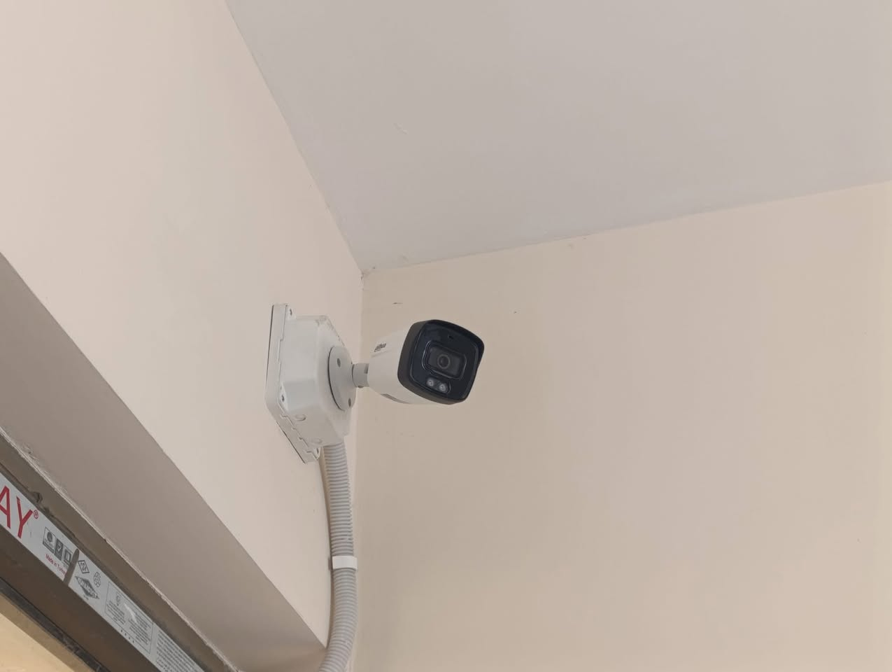 تم تأمين اعدادية الفرات في الناصرية 

بكاميرات 5 ميكا عدد 8  من شركة دهوا العالمية بعمل احترافي بأستخدام بايبات لاعطاء مظهر لائق وجمالية الموقع 

المواد المستخدمة 
1- XVR 4K 8CH دهوا
2- 8 كاميرات 5 ميكا سمارت
3- هارد 2 تيرا WD 
4-  UPS120W

5- ذراع كاميرا متغير 
6-بوكسات لحماية الكونكترات من الامطار والظروف الجوية .

السيد فني نصب وصيانه كامرات المراقبه 
***********
