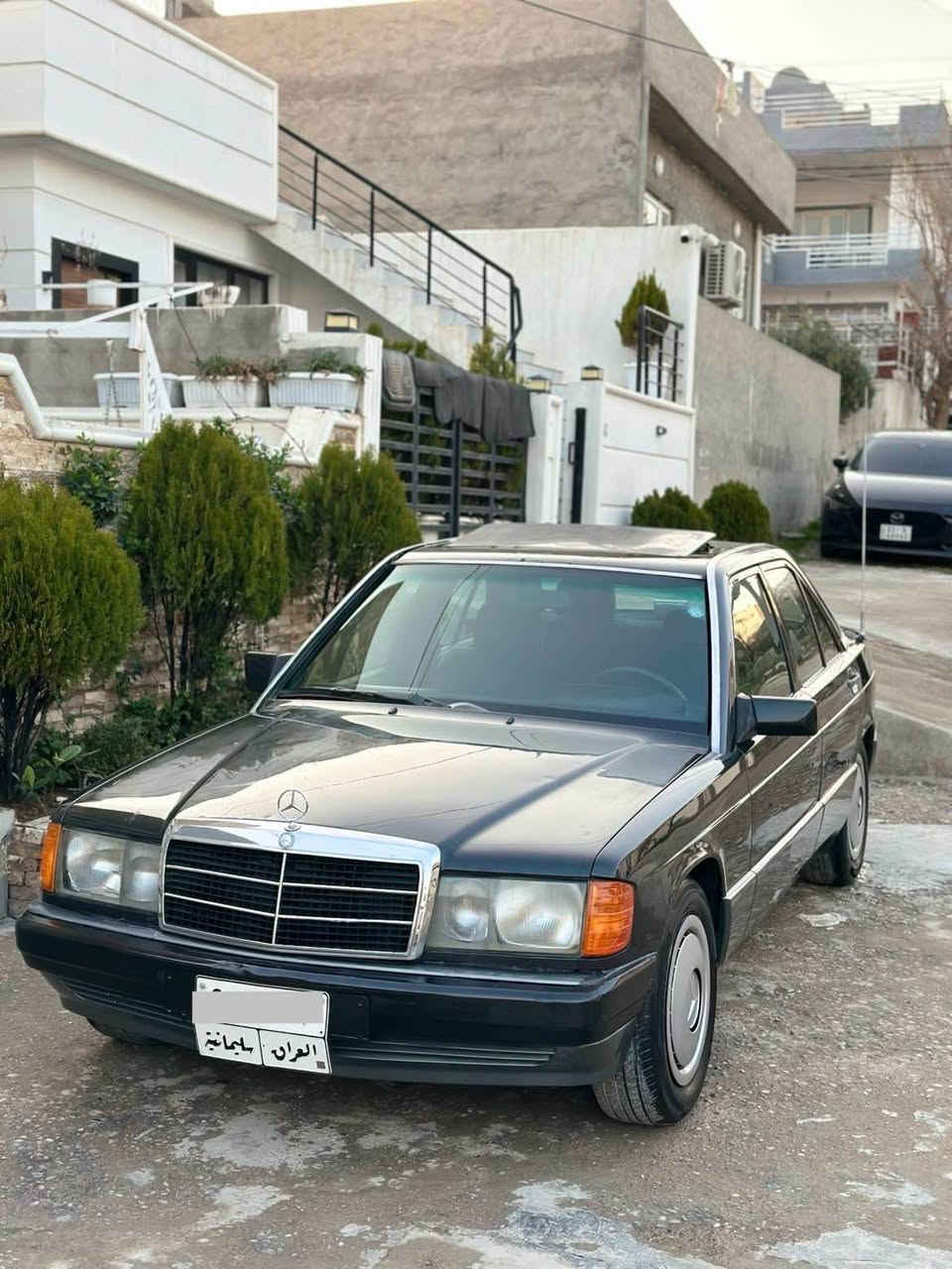مارسيدس ١٩٠ مۆدیل ١٩٩١ بێ بۆیاخ ڕەش نمونە لە جوانی 
گێڕ و مەکینە ئەڕنەب ٢.٥ ی دیلکۆ (دوونیو) ئۆتۆماتیک 
سەیارەکە لەسەر دەقی شەریکە ماوەتەوە بێ تەقەوڕەقەیە 
ڕەقەم سلێمانی و بێ بۆیاخە تۆزێک کاڵبونەوەی هەیە سەقف 
سلێمانی ناوشار
ژمارەی خاوەنەکەی  ***********
نرخ : ٥٥$ و معامەلە السليمانية, العراق

