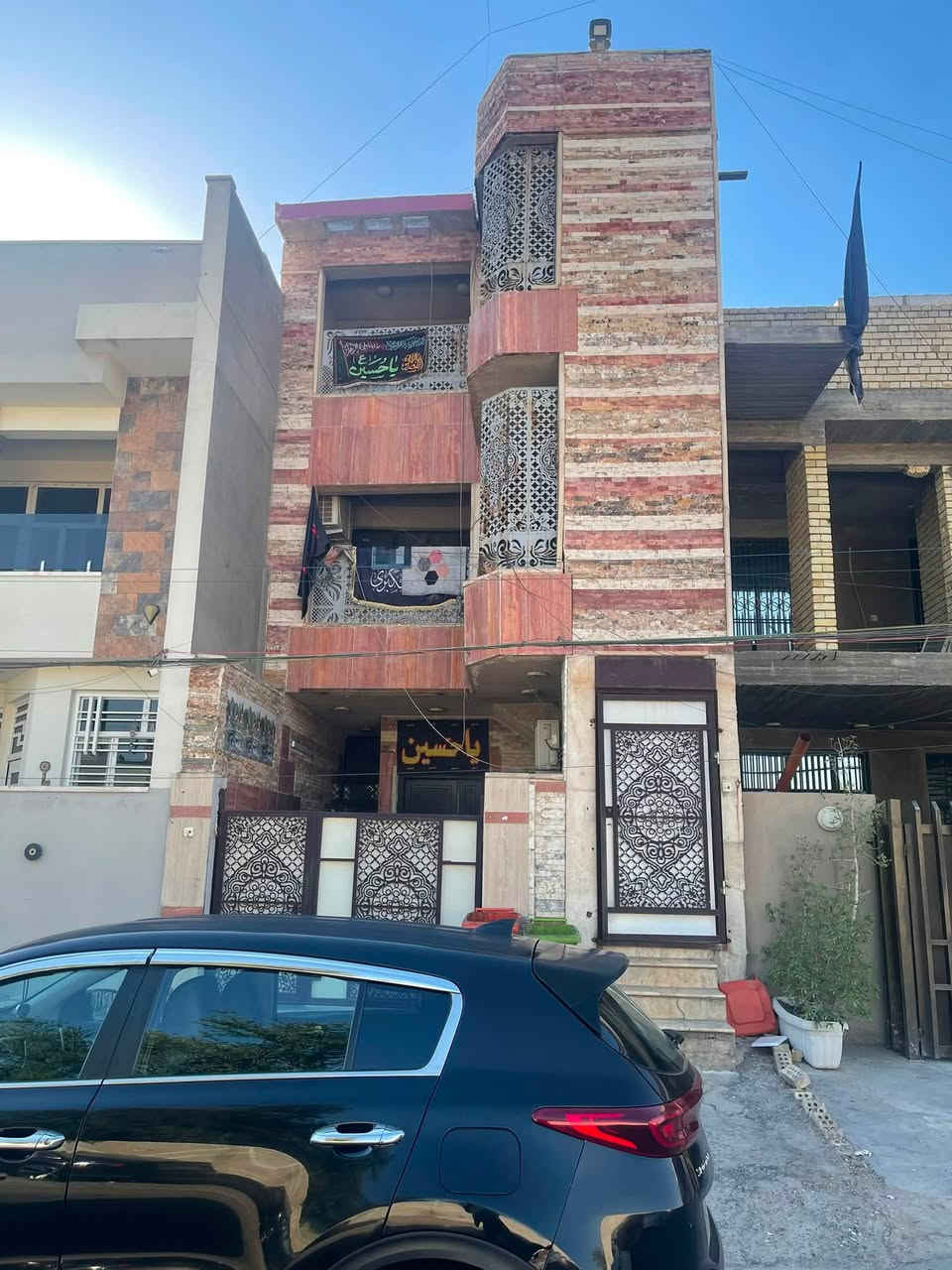 للبيع مشتمل مسلح حديث المساحه 135 متر واقع حال وبالسند 125 متر الواجهه 5.40 والنزال 25 بناء 2018 نظام استثمار ثلاث طوابق ثلاث شقق كل شقه تحتوي على غرفتين وصاله ومطبخ وخدمات الوارد الشهري 1800 مليون وثمان مائة الف دينار شهرياً الموقع شارع فلسطين محله 502 العقاري موقع ممتاز وهادى ومقابل سياح مدرسة المستنصريه الابتدائيه للاتصال *********** او *********** شركة الخيمه للعقار
