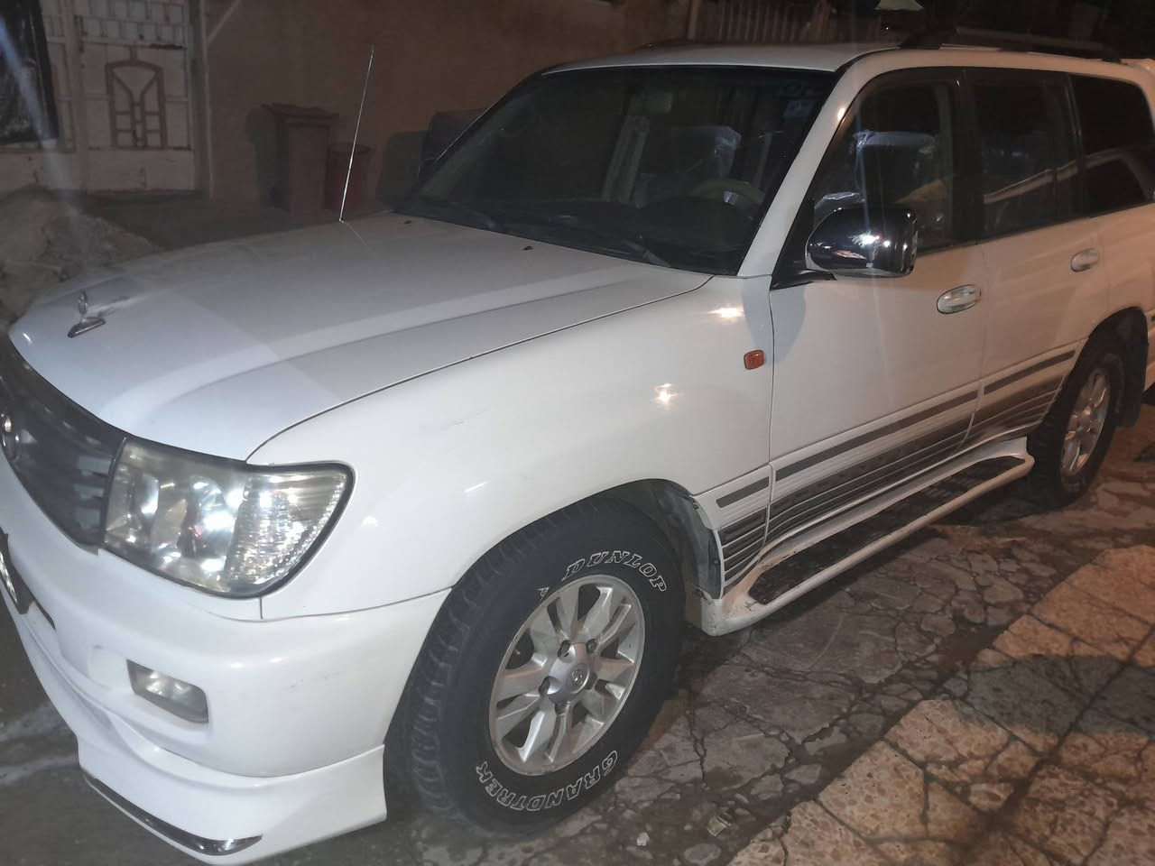 السلام عليكم لاندكروز 2001 محدث 2007 دخول قطري بلاديه رقم بصره دولي بسمي سنويه 28 مكينه كير خير من الله بلاديات تبريد انجماد 3 قطع تبريد ثلاجه بلاديه صبغ جاملغ الايمن عكس السايق ربع بلباب عكس السايق ولباقي مكفول بلادي بلادي 
سياره خير من الله شاشه تاب 
تخم تاير حداديه كله جديد اي نقص مابيها ربع مذب عليها دبل تانكي لو كير شغال 
تحويل وين ميعجبك 
مكاني بغداد العبيدي 
السعر 135 وبيه مجال حك الجيه 
***********
