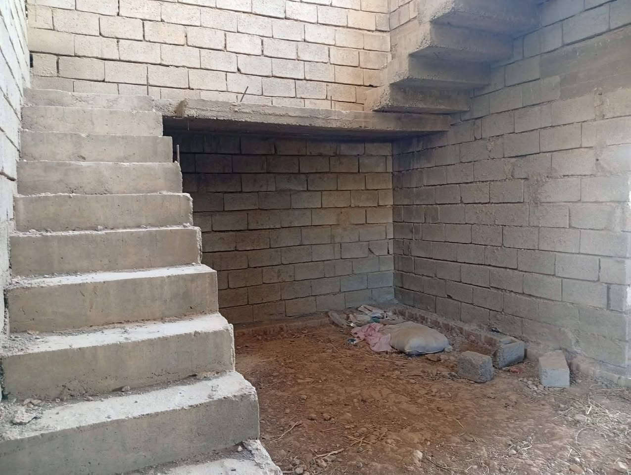 هيكل طابقين للبيع رقم زراعي مساحة الهيكل 350 متر مرتب مال عائلة كبيرة يتكون من 4 غرف نوم حمام سويت مع غرفة استقبال هول كبير مطبخ حوش وحديقة خلفية وحوش وحديقة أمامية مع حمام وتواليت بالحوش موقع الهيكل قضاء الدبس حي ديار بكر قريب على جامع الايمان  واذا اكو مراوس ويه بيت متكامل وانطي الفرق الاستفسار اتصل ***********
