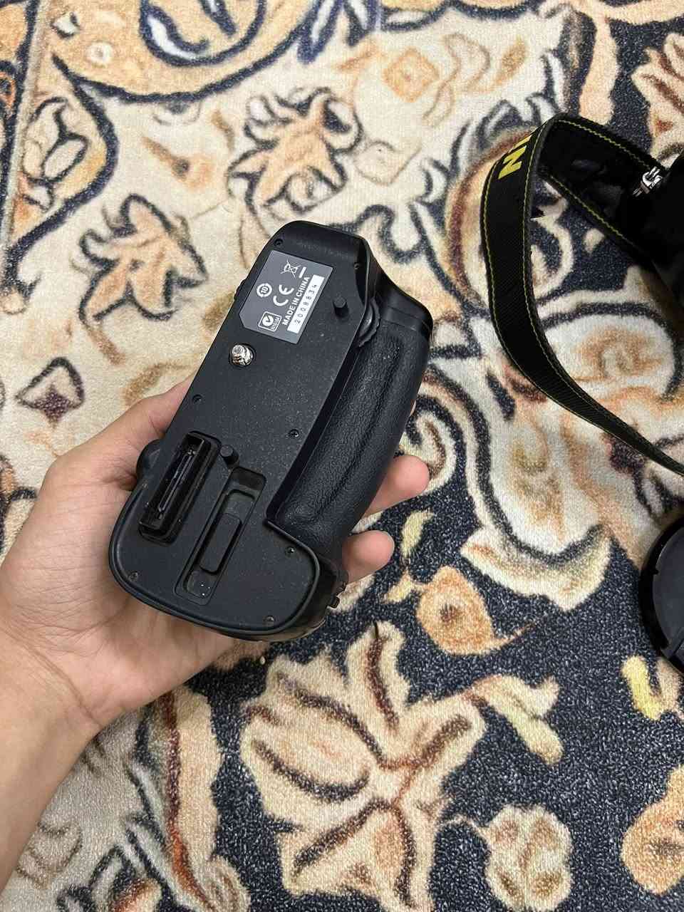 السلام وعليكم كامره نيكون D7200  مع الزوم الاصلي مالتها وشاحنته وقبضه نيكون إضافيه الاصليه ورام 32k وبطاريه مالتها واير نقل الاصلي وجنطه مقسمه  مكانه البصره 
الرقم ***********
