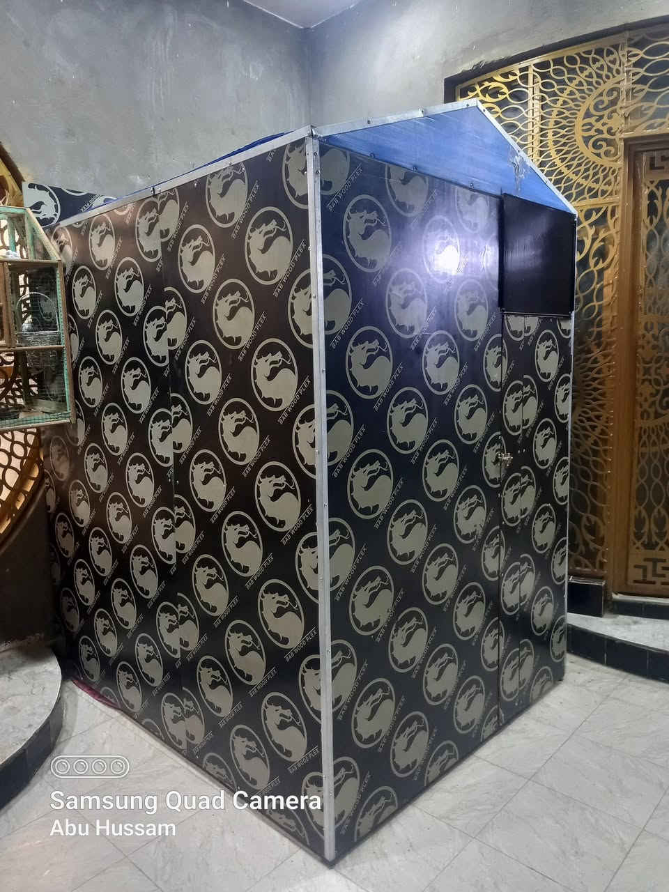 مترين في متر وخمسه وستين سنتمر السعر ٣٥٠ ألف
بإمكانك تنقلة بيكب او كيا بنكو 
يصلح يكون مكتب عمل أو مكتبة او كشك 
***********
