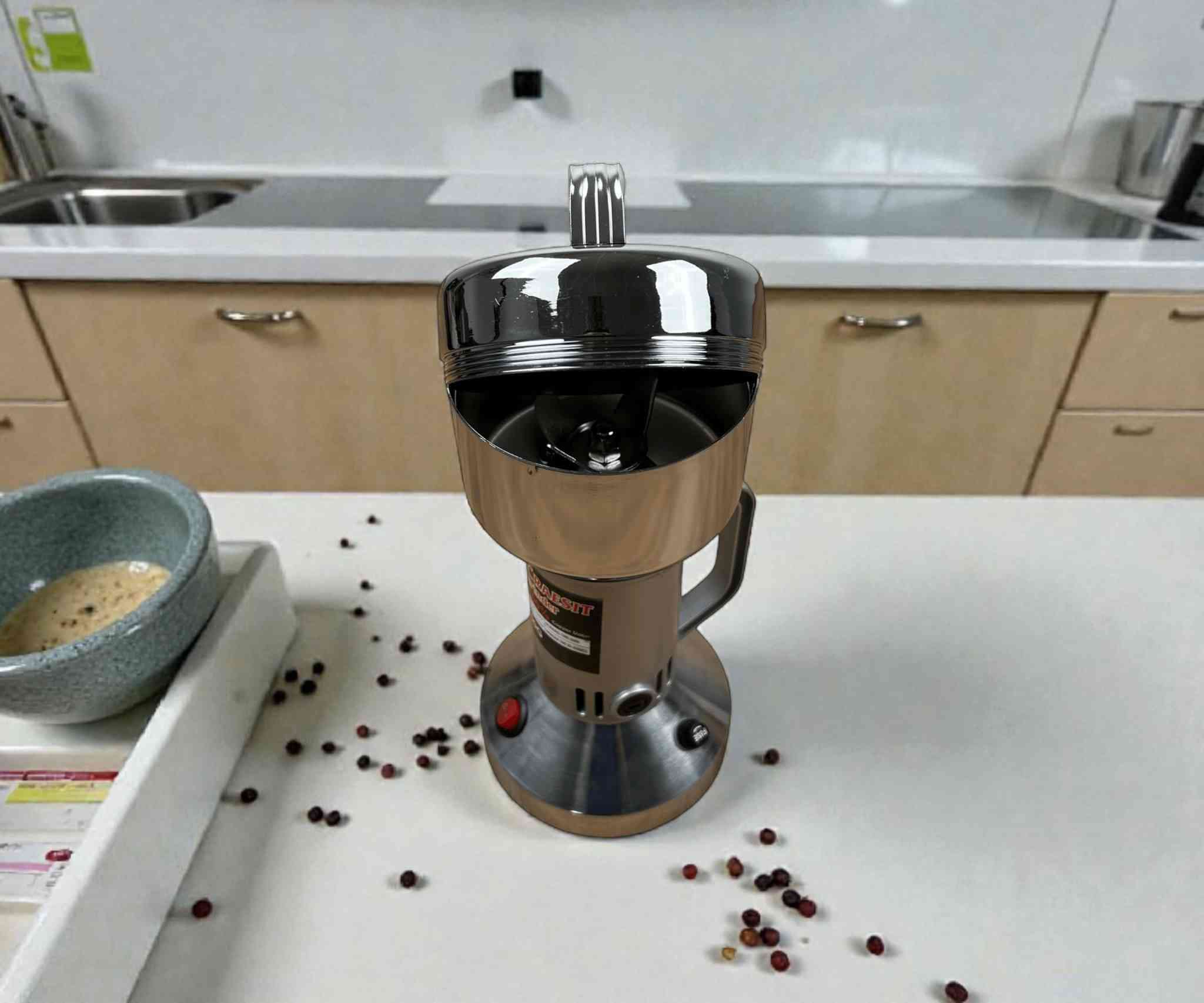 طاحونة قهوة ومكسرات كهربائية ستانلس ستيل السعر (30,000) دينار عراقي سعر التوصيل بغداد (3000) وسعر التوصيل لباقي المحافظات (5000) الكمية محدودة سارعو في الحجز على الرابط الوتساب https://wa.me/+9647764985426                            الموصفات               طاحونة قهوة ومكسرات كهربائية ستانلس ستيل – 1200 واط
(الاستخدامات)
طحن حبوب القهوة بسرعة وكفاءة.
طحن المكسرات بأنواعها (لوز، جوز، بندق…).
طحن البهارات الجافة والأعشاب.
تحضير مساحيق ناعمة للاستخدام المنزلي أو التجاري الخفيف.
(المميزات)
محرك قوي بقدرة 1200 واط مصنوع من النحاس (Copper Motor) لأداء ثابت وقوي.
سعة طحن تصل إلى 100 غرام مناسبة للاستخدام اليومي.
شفرات طحن معدنية حادة مصممة لطحن سريع ومتجانس.
حجرة طحن من الستانلس ستيل المقاوم للصدأ، آمنة وصحية.
نظام أمان يمنع التشغيل إلا بعد إغلاق الغطاء بإحكام.
زر تشغيل سهل مع إمكانية التحكم بدرجة الطحن حسب مدة التشغيل.
تصميم عملي مع مقبض علوي لسهولة الحمل.
طول سلك الكهرباء 90 سم مناسب للاستخدام على الطاولة.
يعمل على الكهرباء المنزلية مباشرة 220V  50Hz.
حاصل على شهادات جودة وسلامة (ISO9001).
محتويات الصندوق
طاحونة قهوة ومكسرات كهربائية.
شفرة طحن مركبة.
فرشاة تنظيف.
زوج فحم (Carbon Brush).
كتيب تعليمات التشغيل.
(الملاحظات)
مخصصة للمواد الجافة فقط (لا تُستخدم للسوائل).
يُنصح بعدم التشغيل المتواصل لفترات طويلة للحفاظ على عمر المحرك.
يتم تحديد نعومة الطحن حسب وقت التشغيل.
