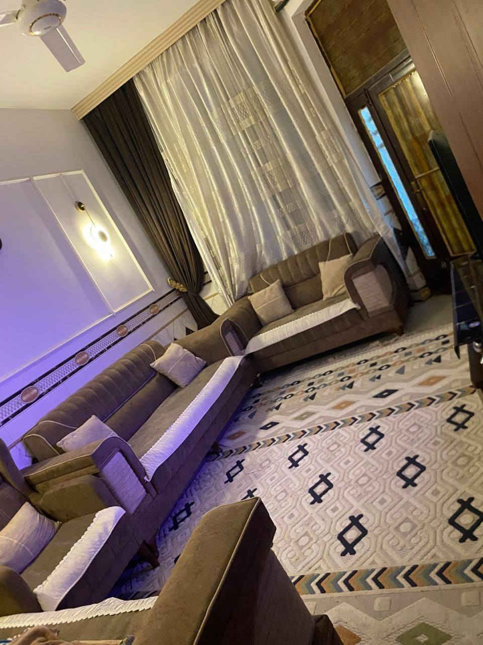 السلام عليكم بيت للبيع المساحه ١٠٠متر طابقين بناء حديث درجه اولى يحتوي على غرف عدد 3 طابو صرف يحتوي على كافة الخدمات العنوان كربلاء حي الفارس على شارع 20متر تجاري مجاور مركز حي الفارس استفسار اكثر الاتصال بالأرقام التالية 
بسعر. 180  مليون قابل للتفاوض مع صاحب العقاري مباشر
***********
***********
***********
