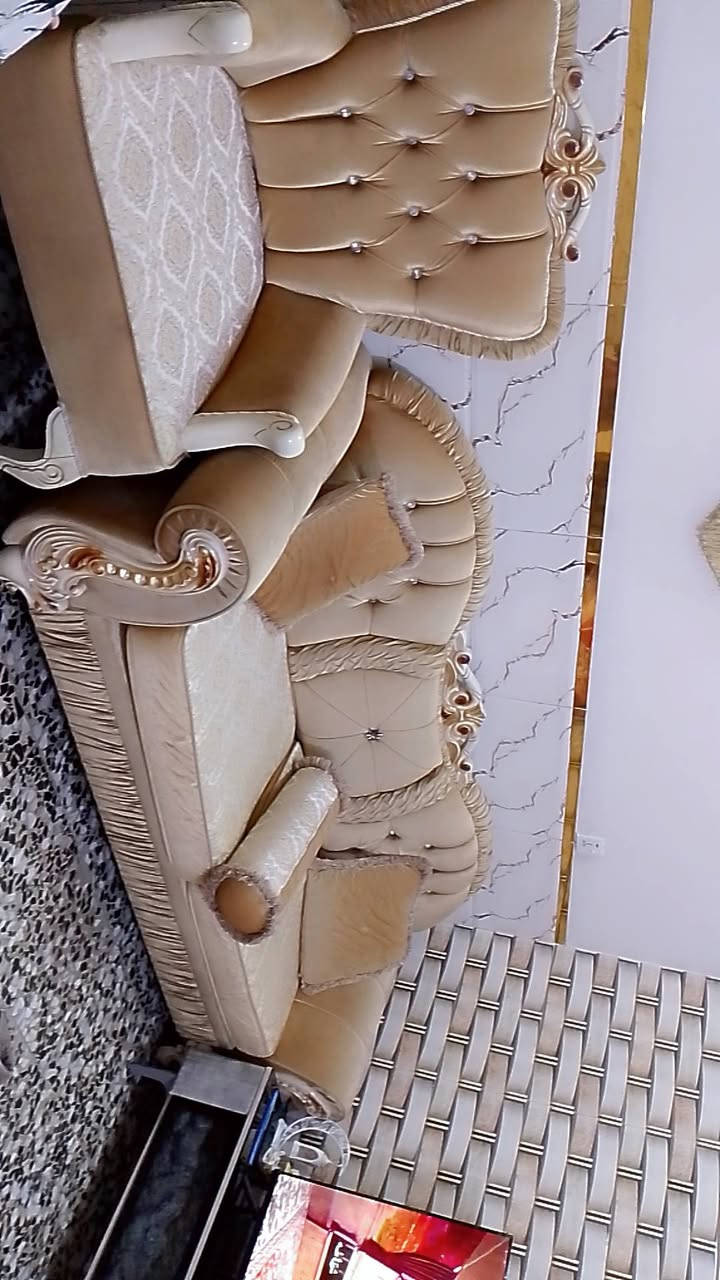 السلام عليكم  تخم تركي ملكي للبيع السعر850 اصلي مابي نقص أي شي  قنفتين و4 كراسي مع طبله ملكيه  تخم كلش راقي وجديد ومميز وهاي الكوشات مال تخم تنشال يعني وتتعدل هم عادي سبب لبيع لان استقبالي صغير العنوان  الحبيبه استشكافات حي زهراء قرب سيطره وليد فرع ال150 يم افران السيد الرقم ***********
