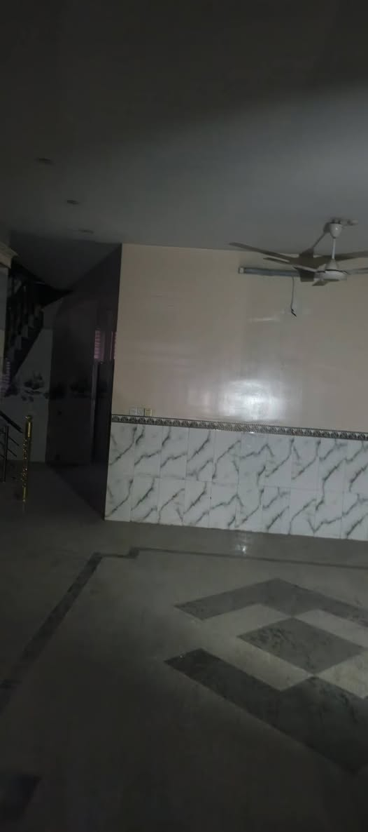 دار حديث للايجار المساحه ٢١٠ متر يحتوي على ٣ نوم وصاله ومطبخ وهول عدد ٢ وخدمات طابقين وكراج وحدائق 
الموقع الدوره قرب سوق الاثوريين
للاستفسار الاتصال على الارقام *********** أو ***********
