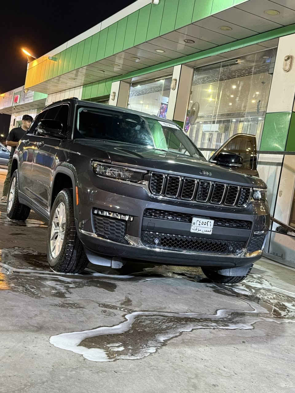 السلام عليكم      للبيع جيب كراند شيروكي لامتد موديل 2023 سبعه راكب منفصل رقم بصره جديد حادثهها كدامك بالصور طخه بالبنيد ومصلحها عنوان بصره *********** صور الحادث بالاخير وارد  امريكي السعر 3شدات
