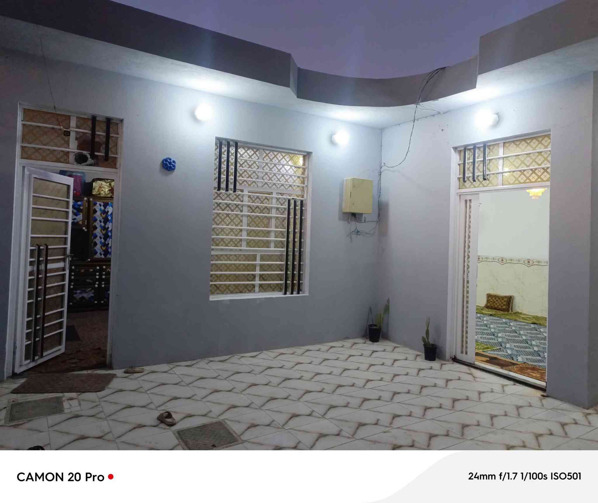 السلام عليكم 
دار للبيع المساحه 200م 
العنوان الكوفة شارع المعمل مقابل معمل باتا قريب على شارع 12 الدار يقع على شارع 8امتار 
الأساس والسقف كونكريت البناء طابوق درجه اولى 
ارضيه بورسلين وجدران سيراميك السطح كامل شغل درجه اولى يحتوي الدار على غرفتين 4×5 وصاله ومطبخ وصحيات داخليه وخارجية واستقبال 7×4 
السعر 70مليون وبي مجال 
للاستفسار ***********
