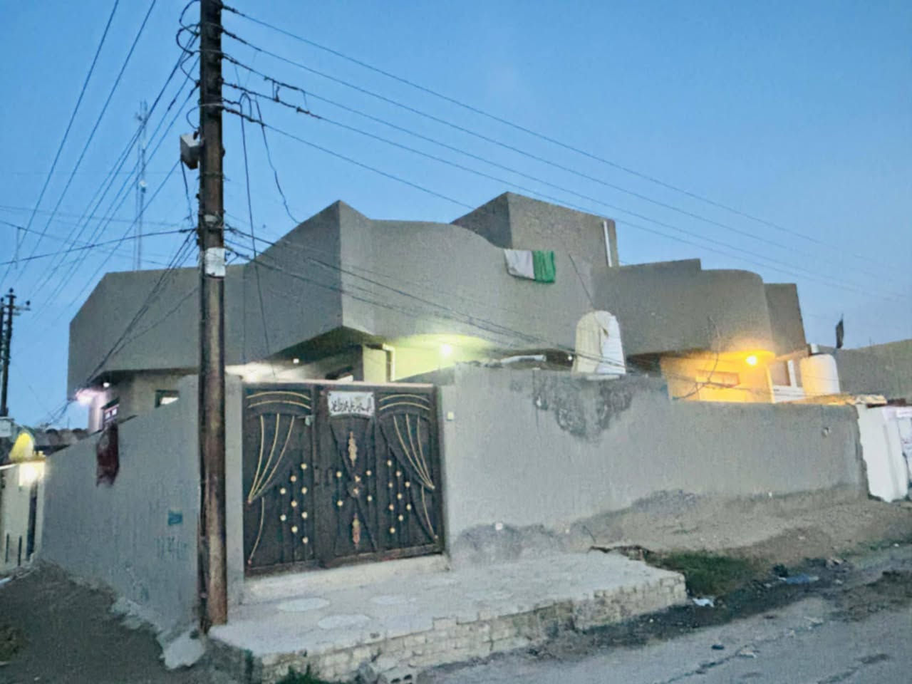 السلام عليكم .بيت للبيع طابو صرف العنوان الحمزة الغربي  في حي  الحسين العسكري  قرب ساحه تارتان تحسين و قرب مدرسه كميل مقابل الساحه المجاوره لها  .موقع مميز  البيت ركن على شارعين مقابل ساحه .شارع امامي شارع عام تبيلط 10م وشارع فرعي 7 م  .المساحه 170 م الواجهة 15 م النزال 11 م ...البيت نضيف جدا جديد  يتكون من غرفتين نوم واستقبال وصاله ومطبخ حار وبارد وصحيات خارجيه.و كراج للسيارة بناء جديد وحديث .طابوق والسقف صب كونكريت . الطابق الثاني يوجد فيه مخزن . البيت ملبوخ من الخارج بشكل كامل ..
 السعر مناسب جدا قياسا بأسعار البيوت الطابو صرف النضيفه ...للشراء والاستفسار عن السعر  
 تفضل الخاص مفتوح او اتصل بالرقم *********** واتساب

