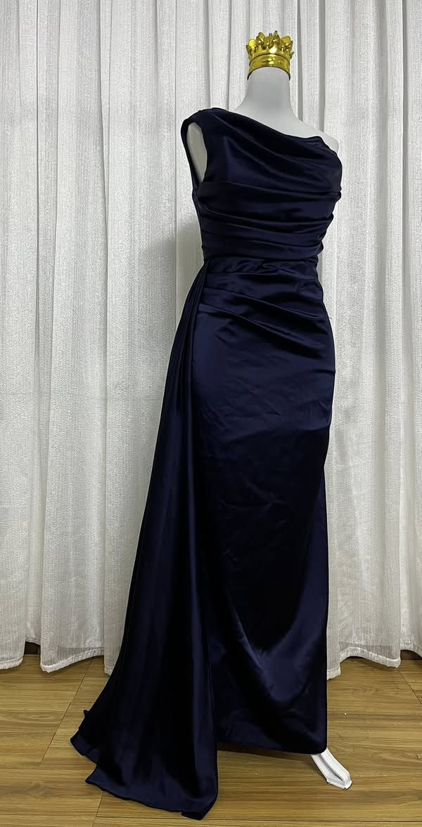 فستان سهرة ساتان كحلي
تصميم كتف واحد، يبرز القوام
الحجم 40
يشبه فستان الممثلة اللي بالصورة
اريدو ب 50 ألف بنات وبي مجال


**إذا كنت صاحب هذا الإعلان وتريد حذفه لأي سبب، رجاءا أرسل رسالة إلى الدعم الفني**