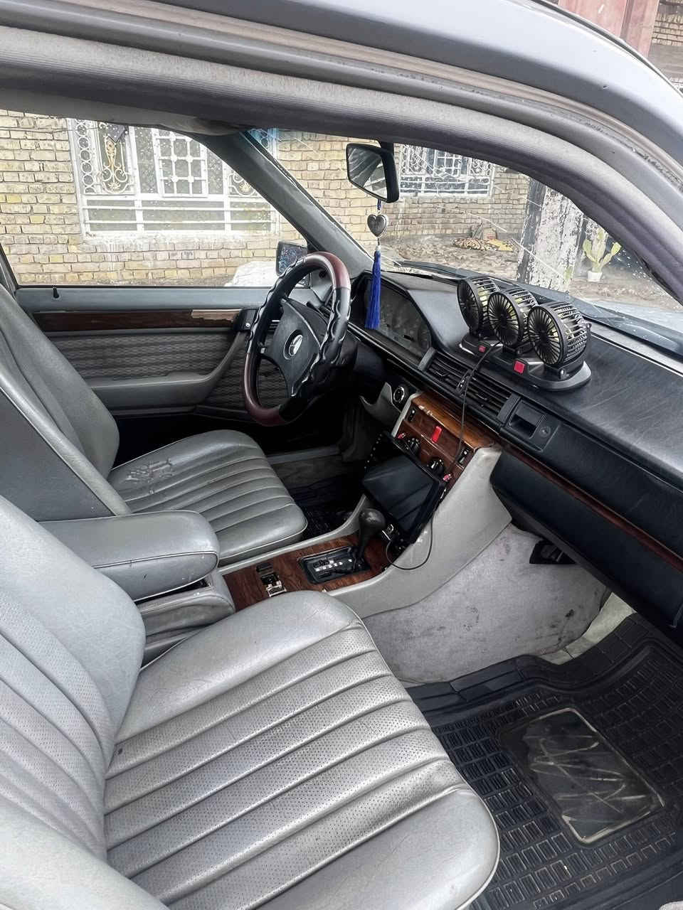 السلام عليكم مارسدس دب 1985 بصمه مو سويچ تشغيل عن بعد فانات مو كلچات رقم بصره /عارضات/كامرا /بدون ضربه /مصبوغه عام وشوفة عينك بدي صافي السعر 55وبيها مجال ***********
