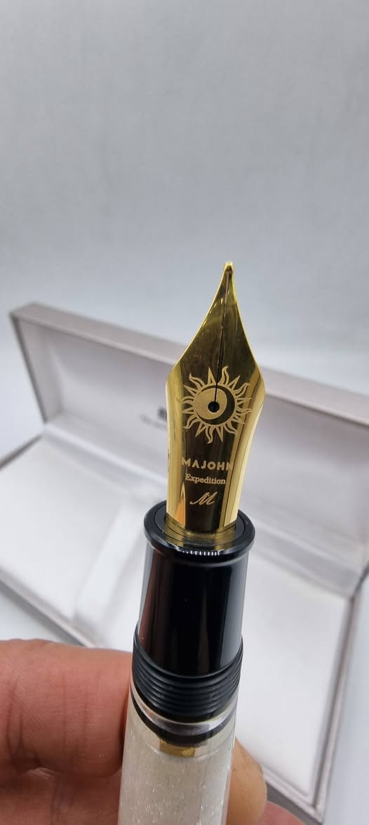 تحية طيبة  ،،،
#قلم_حبر_ماجون Maghonp139 
 قلم حبر فاخر كلاسيك مصنوع من #الراتنج  + نظام التعبئة للحبر  مكبس مصنوع من #النحاس / والسلاية #عملاقة حجم الخط #مديم  ، محفورة بنقش قرص الشمس طلاء #ثابت  ، 
الصنع : الصين ، MADE IN China  ، 
#جديد غير مستخدم  ، العلبة ليست الأصلية ، 
السعر : 135 الف  ، 
يوجد توصيل  .


**إذا كنت صاحب هذا الإعلان وتريد حذفه لأي سبب، رجاءا أرسل رسالة إلى الدعم الفني**