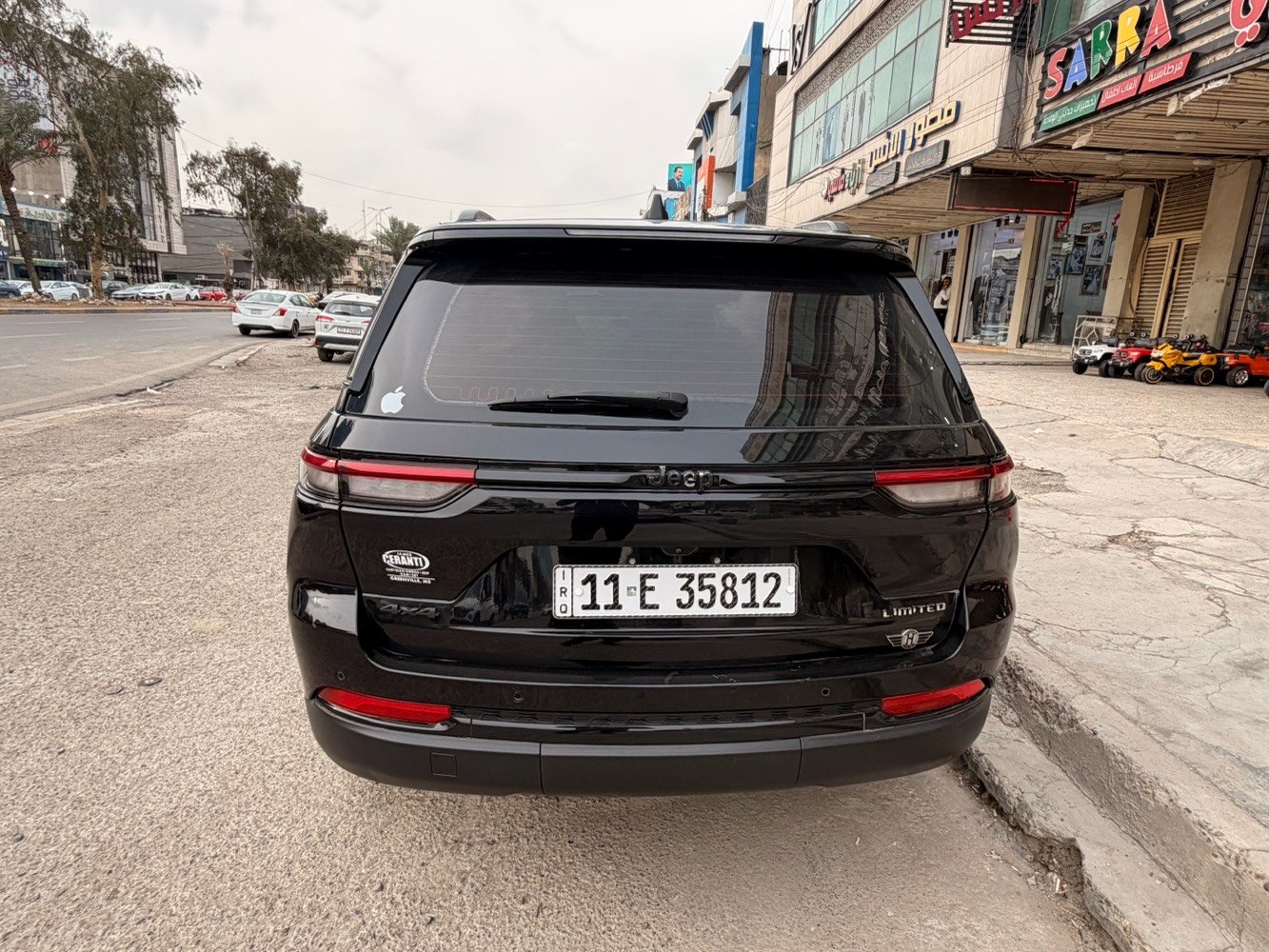 جيب شيروكي أسود، موديل جديد بحالة ممتازة. السيارة مزوّدة بتصميم داخلي مريح وأنيق، مع شاشات عرض خلفية وأنظمة ترفيه متقدمة. مثالية للعائلة والرحلات. متوفرة للمعاينة في أي وقت داخل بغداد.