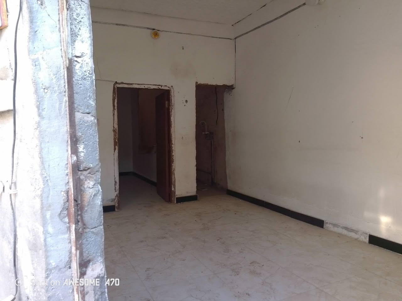 السلام عليكم دار للبيع المساحه طابو زراعي سند 25 تحويل مباشر باسم المشتري متوفره كل الخدمات الكليه 50 متر بيت حلو مرتب تسليم مفاتيح الموقع بكرلي الثانيه قرب قهوه ابو توحه السعر 30 وبي مجال الاستفسار مراجعه مكتب عقارات الحسام اتصل على رقم الهاتف ***********+*********** اخوكم ابو مومل
