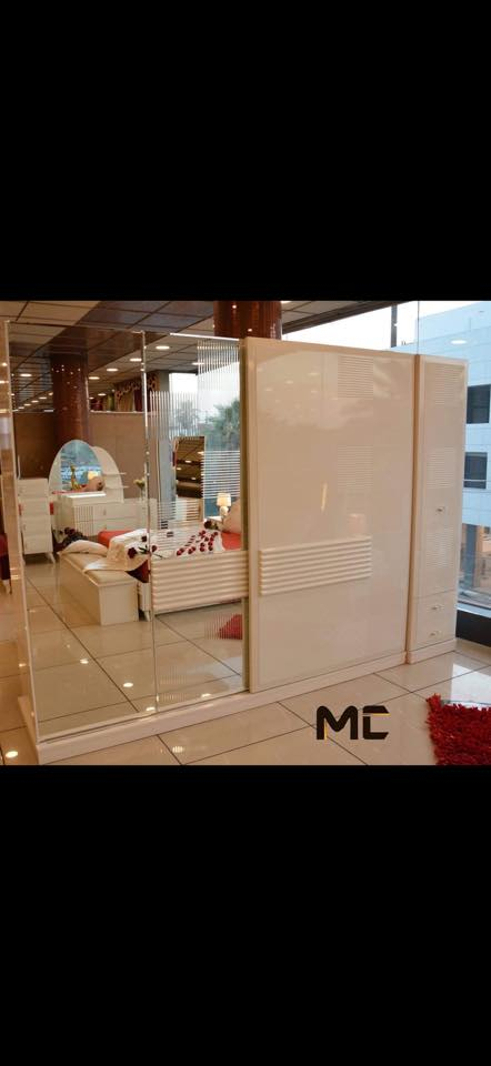 سلام عليكم غرفة نوم للبيع 10 قطع نظيفة جدا جداً نظافتها 95‎%‎ بدون اي تصليح او ضرر سبب البيع تحولت لغير مكان 
وميز تلفزيون جديد للبيع ايضاً
مكاني بغداد كرادة 
***********
سعر الغرفة 850 الف
سعر ميز التلفزيون 200 الف
