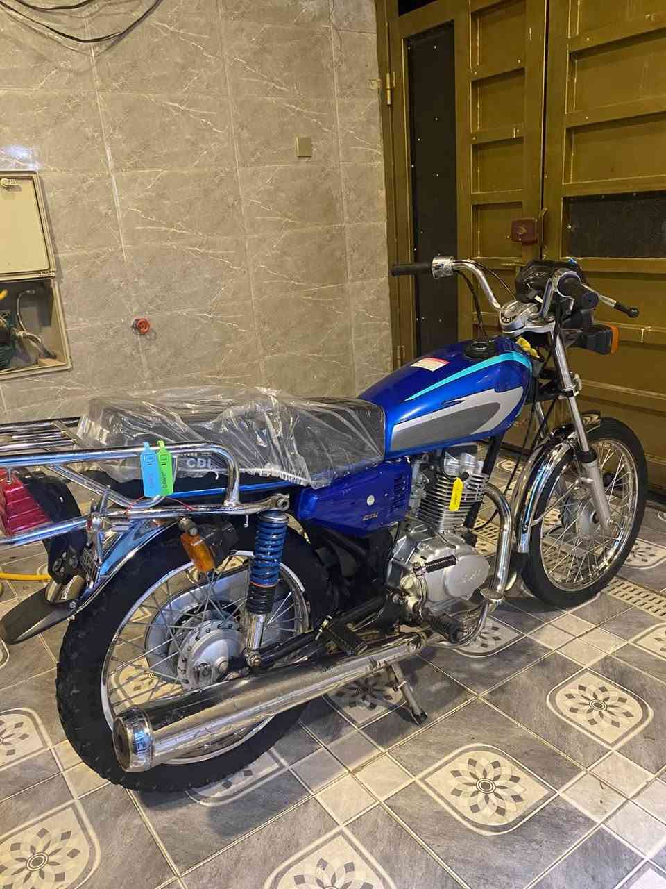 السلام عليكم دراجه للبيع شاصي 16ارشه أوراق اصولي والمكينه 24نامه شلامچه  مامفتوحه بس مفيلسه كهربائيات كله شغاله ب700وبيه مجال قليل 
مكاني ديوانية مركز 
***********👈بي واتساب
