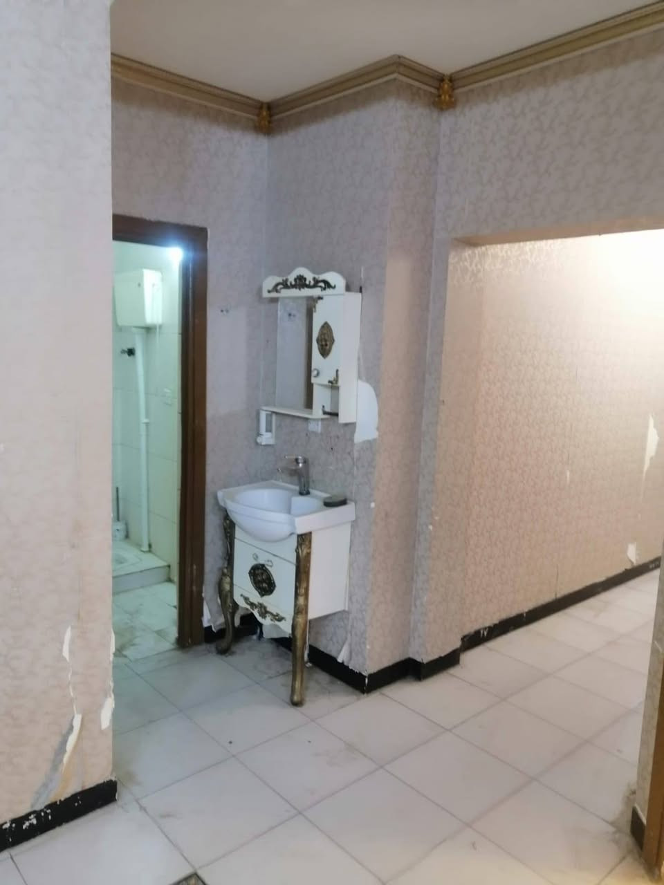 شقه طابق ثالث فئة B مساحه ١٣٥متر تتكون الشقه من اغرف ٢ واستقبال ومطبخ ومخزن و3بلكونات وصحيات عدد2 الشقه حالين فارغه مقدمه ٢٠ وكل شهر سدد 120الف الشقه تنباع هيه وكفيلها الكفيل يبقه بيها السعر 21 للاستفسار ***********
