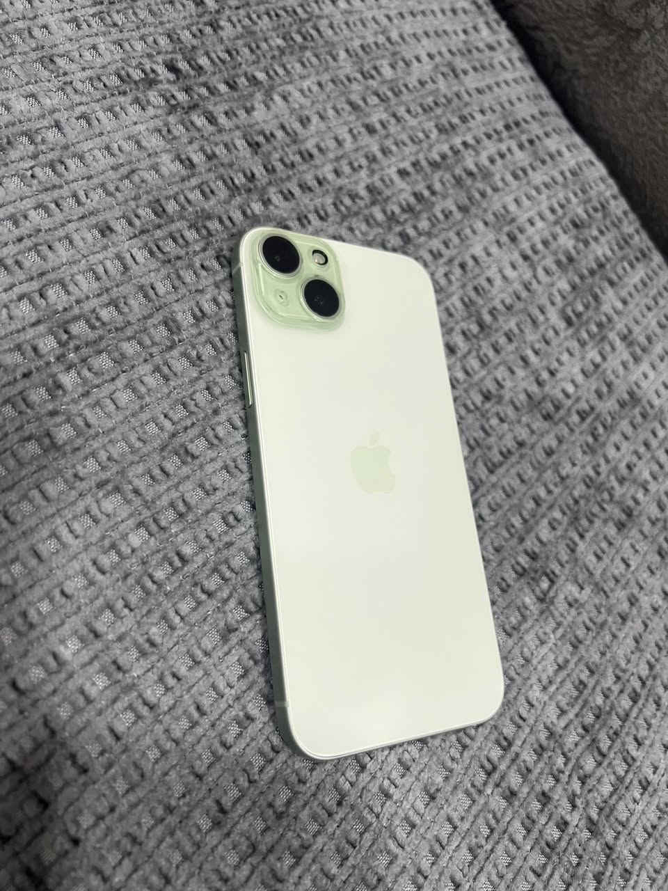 ايفون 15 بلص لون فستقي مميز جهاز جديد بمعنة الكلمه بطاريه 86‎%‎ بلادي لا مصعد ولا مبدل وقطاره بالشحن وانطيه شرط من كل النواحي وشرط برغي ما مبدل بيه جهاز مال بيت ومستحيل اكو بنضافته بالسوك السعر 775 ألف بسعر ال 14 وال 13 ماكس بس لأن محتاج فلوسه 
للأستفسار:***********
