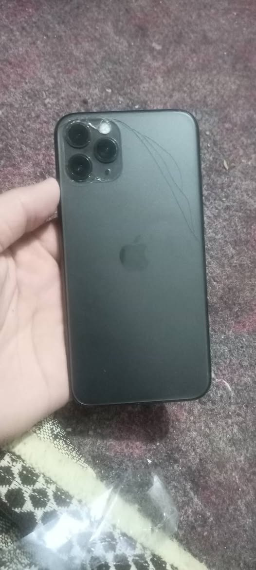 السلام عليكم 11pro الذاكرة 256  البطاريه 68الجهاز نضيف من كلشي بس بي الكسر بالضهر الموضح بالصوره مراوس ب ايفون او بي  285 و بي مجال للطيبين ***********
